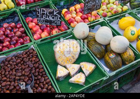 Obst und Gemüse auf dem Naschmarkt, Wien, Österreich. Stockfoto