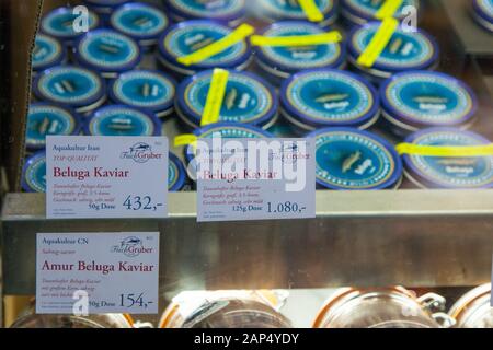 Beluga Kaviar für Verkauf an Fish-Gruber Fischhändler, Naschmarkt, Wien, Österreich. Stockfoto