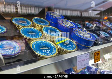 Beluga Kaviar für Verkauf an Fish-Gruber Fischhändler, Naschmarkt, Wien, Österreich. Stockfoto