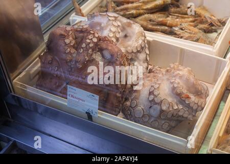 Fish-Gruber Fischhändler, Naschmarkt, Wien, Österreich. Stockfoto
