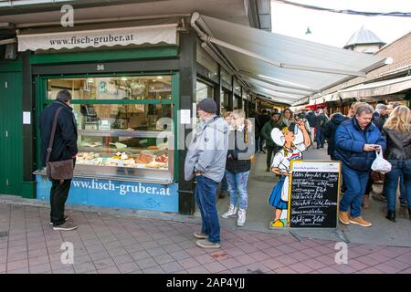 Fish-Gruber Fischhändler, Naschmarkt, Wien, Österreich. Stockfoto