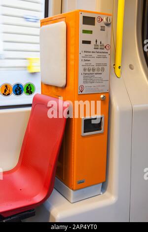 Straßenbahn onboard Fahrkartenautomaten, Wien, Österreich. Stockfoto
