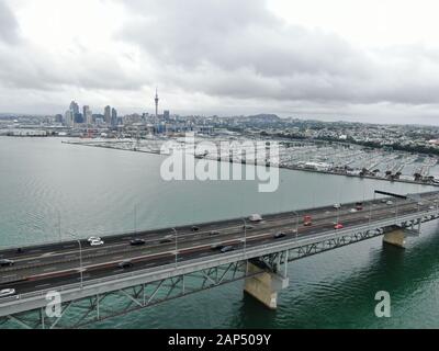 Viaduct Harbour, Auckland/Neuseeland - 30. Dezember 2019: Die Erstaunliche Auckland Harbour Bridge, die Marina Bay, Strände und das allgemeine Stadtbild o