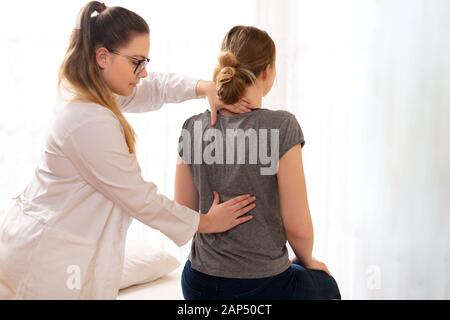 Weibliche Physiotherapeut oder Chiropraktiker Patienten untersuchen. Physiotherapie, Rehabilitation Konzept. Stockfoto