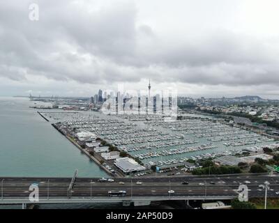 Viaduct Harbour, Auckland/Neuseeland - 30. Dezember 2019: Die Erstaunliche Auckland Harbour Bridge, die Marina Bay, Strände und das allgemeine Stadtbild o Stockfoto