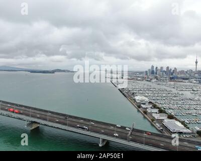 Viaduct Harbour, Auckland/Neuseeland - 30. Dezember 2019: Die Erstaunliche Auckland Harbour Bridge, die Marina Bay, Strände und das allgemeine Stadtbild o Stockfoto