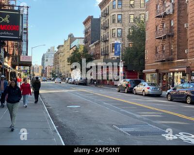Greenwich Avenue von der West 13th Street aus gesehen ist eine Mischung aus Wohn- und Gewerbeimmobilien im Stadtviertel Greenwich Village in New York. Stockfoto