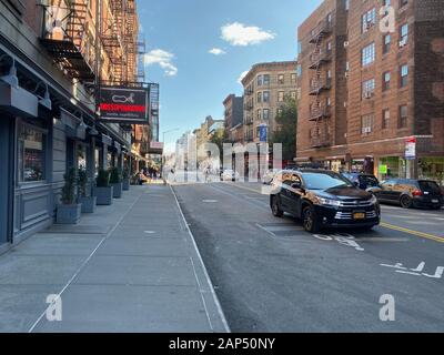 Greenwich Avenue von der West 13th Street aus gesehen ist eine Mischung aus Wohn- und Gewerbeimmobilien im Stadtviertel Greenwich Village in New York. Stockfoto