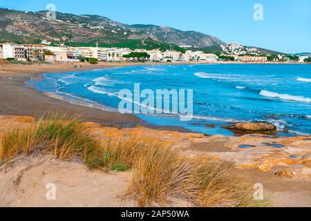 ALCOSSEBRE, SPANIEN - Januar 11, 2020: Blick auf Playa del Carregador Beach in Alcossebre, an der Costa del Azahar, Spanien, im Winter Tag Stockfoto