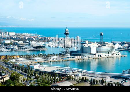 BARCELONA, SPANIEN - 18. JANUAR 2020: Luftaufnahme über den Hafen von Barcelona, Spanien, wo der Fischereihafen, der Handelshafen, eine Marina, ein Aquarium Stockfoto