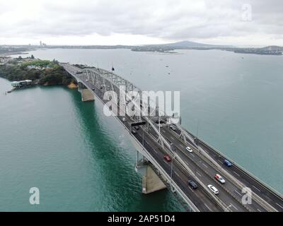 Viaduct Harbour, Auckland/Neuseeland - 30. Dezember 2019: Die Erstaunliche Auckland Harbour Bridge, die Marina Bay, Strände und das allgemeine Stadtbild o Stockfoto