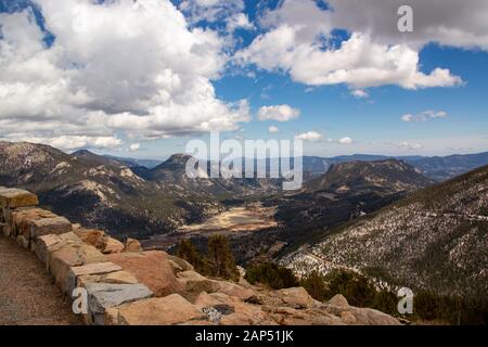 Landschaftlich schöner Blick auf die Berge im Rocky Mountain National Park in Colorado. Stockfoto