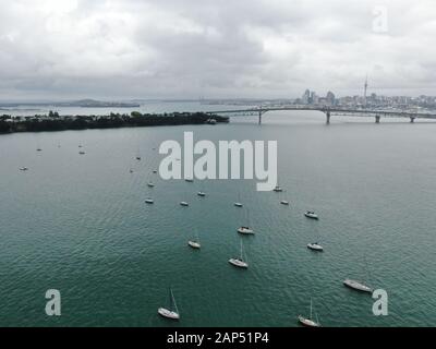 Viaduct Harbour, Auckland/Neuseeland - 30. Dezember 2019: Die Erstaunliche Auckland Harbour Bridge, die Marina Bay, Strände und das allgemeine Stadtbild o Stockfoto