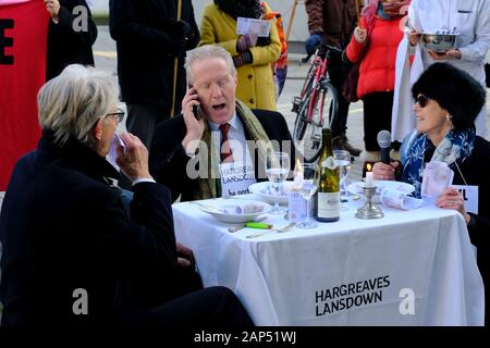 Bristol, UK. 21 Jan, 2020. Aussterben Rebellion Protest ausserhalb des Investment Company Hargreaves Lansdown. Die Gruppen gewaltlosen Protest ist es, das Bewusstsein für die Notwendigkeit für Ethisches Investment die Auswirkungen des Klimawandels zu erhöhen. Credit: Herr Standfast/Alamy leben Nachrichten Stockfoto