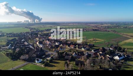 21. Januar 2020, Brandenburg, Jänschwalde-Dorf: Wasserdampf steigt aus den Kühltürmen der Jänschwalde braunkohlegefeuerten Kraftwerk der Lausitz Energie Bergbau AG (Leag), hinter dem Dorf Jänschwalde-Dorf (Luftbild mit einer Drohne getroffen) Fahrplan der Bundesregierung für den Ausstieg aus der Braunkohle, mit der die Fristen für die jänschwalde und Schwarze Pumpe Kraftwerke (beide Spree-Neiße), ist anders in der brandenburgischen Lausitz eingegangen. Nach Plänen, die braunkohlekraftwerke Jänschwalde Anlage zwischen 2025 und 2028 stillgelegt werden. Zwei Blocks wurden bereits Stockfoto