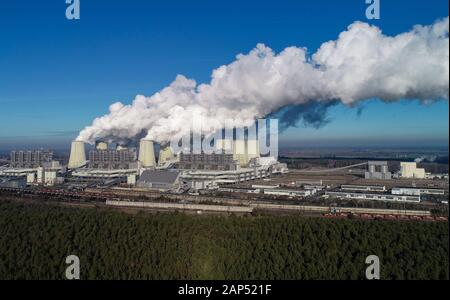 21. Januar 2020, Brandenburg, Jänschwalde-Dorf: Wasserdampf steigt aus den Kühltürmen der Jänschwalde braunkohlegefeuerten Kraftwerk der Lausitz Energie Bergbau AG (Leag) (Luftbild mit einer Drohne getroffen) Fahrplan der Bundesregierung für den Ausstieg aus der Braunkohle, mit der die Fristen für die jänschwalde und Schwarze Pumpe Kraftwerke (beide Spree-Neiße), anders als in der brandenburgischen Lausitz eingegangen ist. Nach Plänen, die braunkohlekraftwerke Jänschwalde Anlage zwischen 2025 und 2028 stillgelegt werden. Zwei Bausteine haben bereits in den vergangenen zwei Jahren geschlossen worden. Aroun Stockfoto