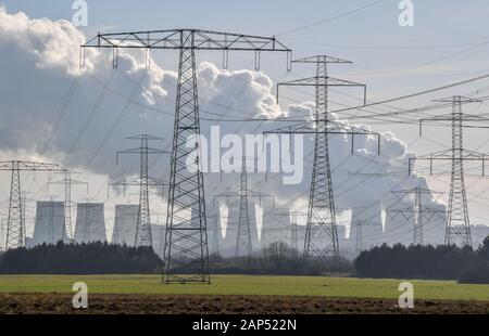 21. Januar 2020, Brandenburg, Jänschwalde-Dorf: Hochspannungsleitungen auf die jänschwalde Braunkohle führen Gaskraftwerk der Lausitz Energie Bergbau AG (Leag). Den Zeitplan der Bundesregierung für den Ausstieg aus der Braunkohle, mit der die Fristen für die jänschwalde und Schwarze Pumpe Kraftwerke (beide Spree-Neiße), ist anders in der brandenburgischen Lausitz erhalten. Nach Plänen, die braunkohlekraftwerke Jänschwalde Anlage zwischen 2025 und 2028 stillgelegt werden. Zwei Bausteine haben bereits in den vergangenen zwei Jahren geschlossen worden. Rund 850 Menschen sind dort beschäftigt. Die Schwarze Pumpe Stockfoto