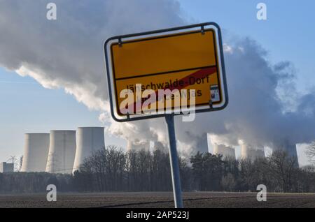 21. Januar 2020, Brandenburg, Jänschwalde-Dorf: eine Stadt Ausfahrt kann vor der dampfenden Kühltürme des Jänschwalde Braunkohle gesehen werden gaskraftwerk der Lausitz Energie Bergbau AG (Leag). Den Zeitplan der Bundesregierung für den Ausstieg aus der Braunkohle, mit der die Fristen für die jänschwalde und Schwarze Pumpe Kraftwerke (beide Spree-Neiße), ist anders in der brandenburgischen Lausitz erhalten. Nach Plänen, die braunkohlekraftwerke Jänschwalde Anlage zwischen 2025 und 2028 stillgelegt werden. Zwei Bausteine haben bereits in den vergangenen zwei Jahren geschlossen worden. Rund 850 p Stockfoto