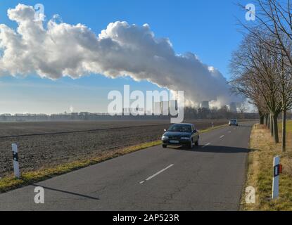 21. Januar 2020, Brandenburg, Jänschwalde-Dorf: führt eine Straße zum Jänschwalde braunkohlegefeuerten Kraftwerk der Lausitz Energie Bergbau AG (Leag). Den Zeitplan der Bundesregierung für den Ausstieg aus der Braunkohle, mit der die Fristen für die jänschwalde und Schwarze Pumpe Kraftwerke (beide Spree-Neiße), ist anders in der brandenburgischen Lausitz erhalten. Nach Plänen, die braunkohlekraftwerke Jänschwalde Anlage zwischen 2025 und 2028 stillgelegt werden. Zwei Bausteine haben bereits in den vergangenen zwei Jahren geschlossen worden. Rund 850 Menschen sind dort beschäftigt. Das Kraftwerk Schwarze Pumpe Stockfoto