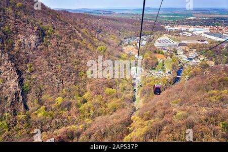 Blick von der Seilbahn über die Stadt Thale. Sachsen-Anhalt, Harz, Deutschland Stockfoto