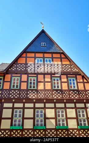 Altes Fachwerkhaus mit kleinen Holzfenstern. Stockfoto