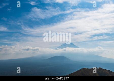 Blick auf Wolken über den Berg Fuji und blauer Himmel, Yamanashi Präfektur, Japan Stockfoto