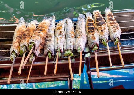 Gesalzter Seevoss (Pla Pao) auf dem schwimmenden Markt von Talin Chan, Bangkok, Thailand, Stockfoto