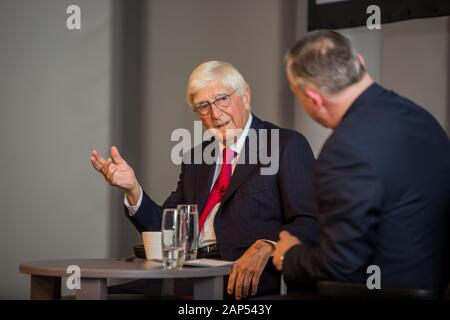 Interview mit Sir Michael Parkinson CBE, dem englischen Sender, Journalisten, Autor und Moderator der Fernsehshow. Er war auch ein Radio-Moderator Stockfoto