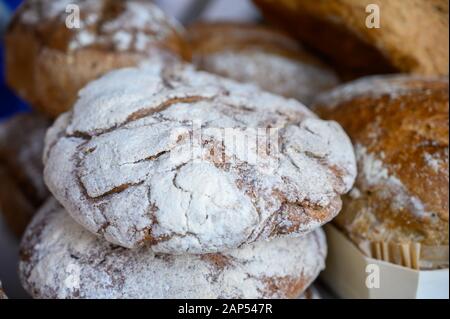 Schottisches hausgemachtes Roggenbrot auf dem Sonntag Street Market in Edinburgh steht in der Nähe Stockfoto