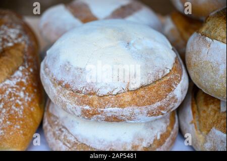 Schottisches hausgemachtes Roggenbrot auf dem Sonntag Street Market in Edinburgh steht in der Nähe Stockfoto