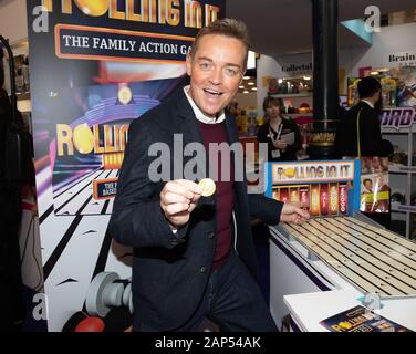 London, UK, 21 Jan, 2020. Fernsehmoderator Stephen Mulhern präsentieren" für einen Penny" und "Rollen" auf der jährlichen Spielwarenmesse bei Olympia in London. Credit: Keith Larby/Alamy leben Nachrichten Stockfoto