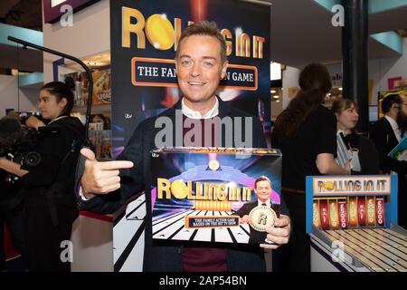 London, UK, 21 Jan, 2020. Fernsehmoderator Stephen Mulhern präsentieren" für einen Penny" und "Rollen" auf der jährlichen Spielwarenmesse bei Olympia in London. Credit: Keith Larby/Alamy leben Nachrichten Stockfoto