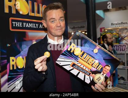 London, UK, 21 Jan, 2020. Fernsehmoderator Stephen Mulhern präsentieren" für einen Penny" und "Rollen" auf der jährlichen Spielwarenmesse bei Olympia in London. Credit: Keith Larby/Alamy leben Nachrichten Stockfoto