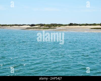 Strand in der Nähe der Stadt Faro, Algarve, Portugal, Westeuropa Stockfoto