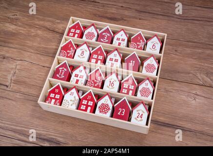 Handgefertigter Kalender aus Holz in Form eines Hauses Stockfoto