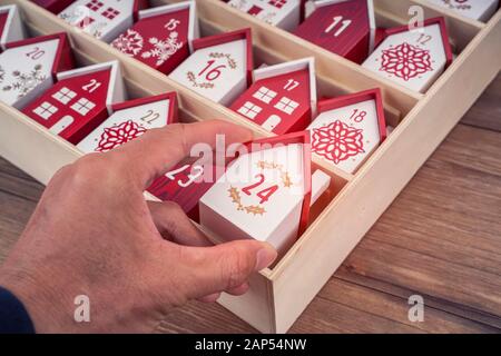 Handgefertigter Kalender aus Holz in Form eines Hauses Stockfoto