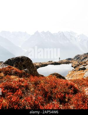 Silhouette der Wanderer in der Nähe von Chesery See (Lac De Cheserys). Verschneite Berge Monte Bianco auf Hintergrund. Vallon de Berard Nature Preserve, Chamonix, Frankreich Alpen Stockfoto