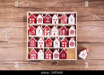 Handgefertigter Kalender aus Holz in Form eines Hauses Stockfoto