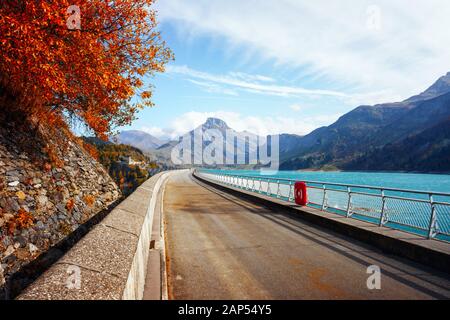 Straße am Damm auf Roselend See (Lac de Roselend). Frankreich Alpen (Auvergne-Rhone-Alpes). Landschaftsfotografie Stockfoto