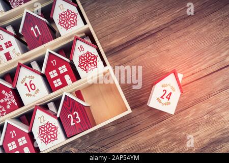 Handgefertigter Kalender aus Holz in Form eines Hauses Stockfoto