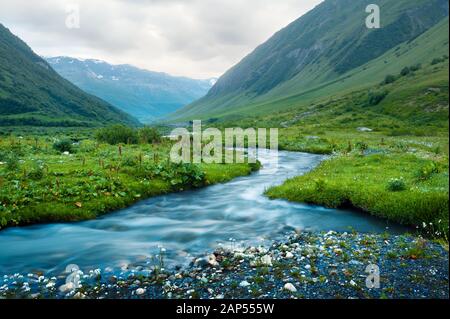 Fantastische Landschaft mit Fluss und grünen Gras im Frühling Kaukasus Stockfoto