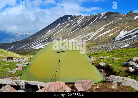 Schlafen Sie im Zelt unterhalb des Berges Kazbek über der kleinen Stadt Stepantsminda. Sonniger Tag, schöne Aussicht. Stockfoto