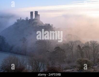 Corfe Castle, Dorset, Großbritannien. 21 Jan, 2020. UK Wetter: Die berühmten Ruinen von Corfe Castle ergeben sich aus dem Nebel an einem bitterkalt und frostigen Winter. Credit: Celia McMahon/Alamy leben Nachrichten Stockfoto