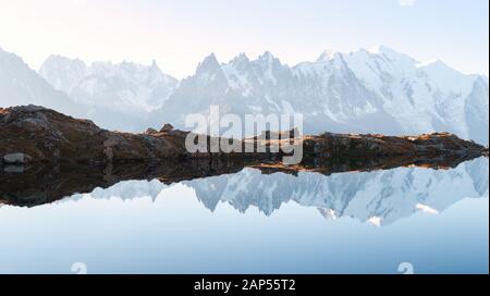 Panorama der Chesery See (Lac De Cheserys) und verschneite Berge Monte Bianco auf Hintergrund, Chamonix, Frankreich Alpen Stockfoto