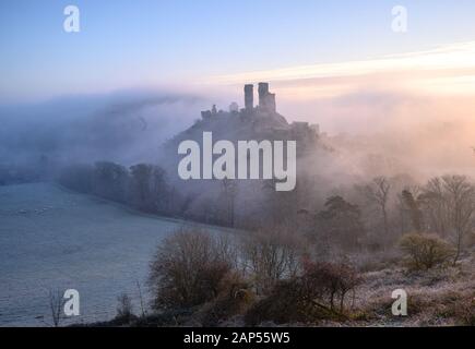 Corfe Castle, Dorset, Großbritannien. 21 Jan, 2020. UK Wetter: Die berühmten Ruinen von Corfe Castle ergeben sich aus dem Nebel an einem bitterkalt und frostigen Winter. Credit: Celia McMahon/Alamy leben Nachrichten Stockfoto