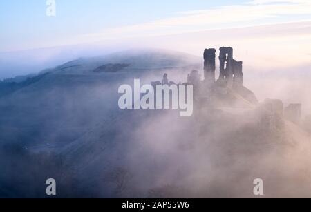 Corfe Castle, Dorset, Großbritannien. 21 Jan, 2020. UK Wetter: Die berühmten Ruinen von Corfe Castle ergeben sich aus dem Nebel an einem bitterkalt und frostigen Winter. Credit: Celia McMahon/Alamy leben Nachrichten Stockfoto