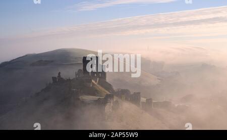 Corfe Castle, Dorset, Großbritannien. 21 Jan, 2020. UK Wetter: Die berühmten Ruinen von Corfe Castle ergeben sich aus dem Nebel an einem bitterkalt und frostigen Winter. Credit: Celia McMahon/Alamy leben Nachrichten Stockfoto