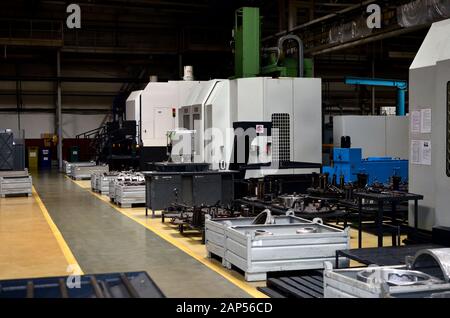 Werkstatt einer Fabrik mit automatischen CNC-Drehmaschinen. Hochpräziser computergestützter CNC-Plasmaschneider. Produktionsstätte der Automobilmanufactur Stockfoto