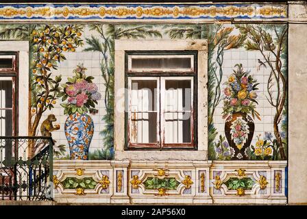 Fassade mit Fliesen aus der Fabrica Viuva Lamego Largo do Intendente Pina Manique in Lissabon, Portugal Stockfoto