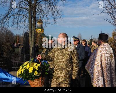 Der Trauerzug geht an die Begräbnisstätte. Die Beerdigung von der zweite Pilot des Fluges PS752 Sergej Khomenko fand in Borispol. Die Boeing 737-8 KV" Ukraine International Airlines" Airliner, die einen internationalen Flug auf der Tehran-Kiev route, ist um zwei Boden-Luft-Raketen aus der Lage der Luft- und Raumfahrt Kräfte der Islamischen Revolutionsgarden Korps der Iran am 8. Januar 2020 gestartet. Stockfoto